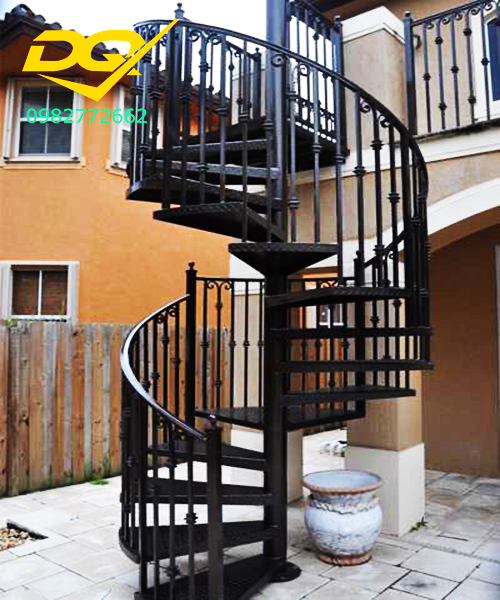 Cầu thang xoắn ốc bằng sắt là một lựa chọn hoàn hảo cho những ai mong muốn tạo ra vẻ đẹp cổ điển cho ngôi nhà của mình. Với kiểu dáng độc đáo và mang tính thẩm mỹ cao, cầu thang này sẽ mang lại cho không gian sống của bạn một sự sang trọng và đẳng cấp. Đồng thời, vật liệu sắt cứng cáp và chắc chắn cũng đảm bảo an toàn cho người sử dụng.
