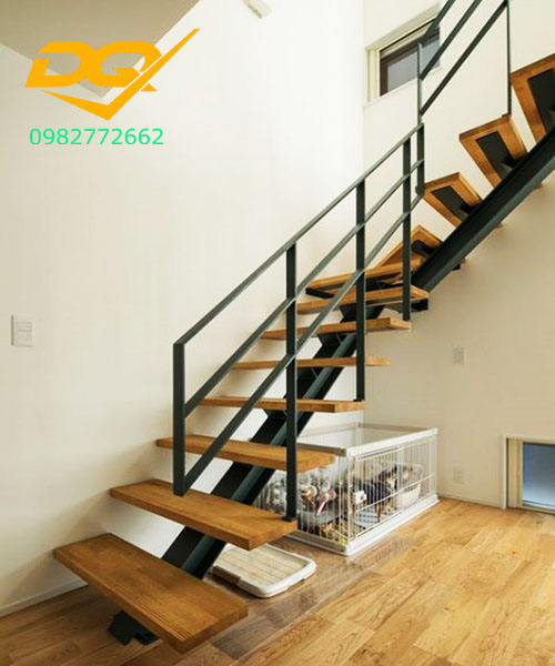 Chọn cầu thang sắt đẹp cho nhà nhỏ: Một mẫu cầu thang sắt đẹp thật sự có thể làm cho không gian của nhà nhỏ của bạn trở nên ấn tượng và rộng rãi hơn. Với nhiều kiểu dáng và kiểu cách, bạn hoàn toàn có thể lựa chọn cho mình một mẫu cầu thang phù hợp với không gian sống của gia đình bạn.